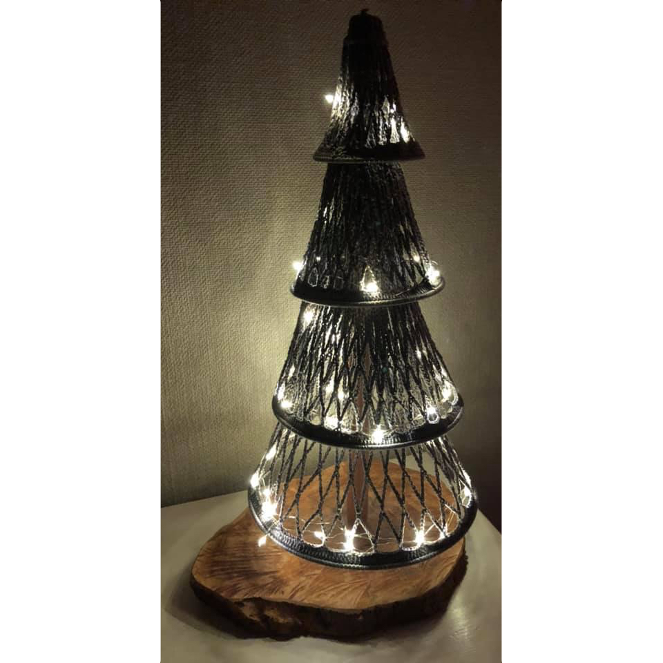 kerstboom in het donker met lichtjes